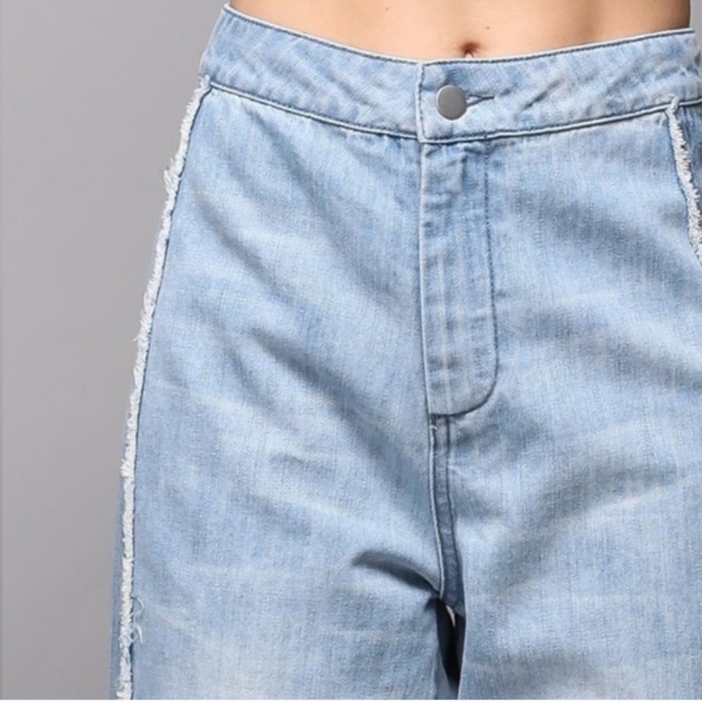 ☀️Wide Leg Frayed Trim Lightwash Jeans - Picture 5 of 8